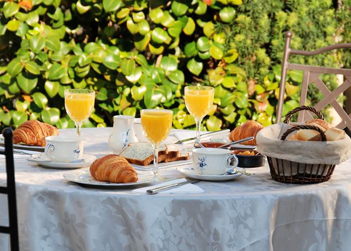Petit déjeuner dans le court