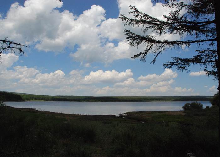 Une vue du lac de Charpal
