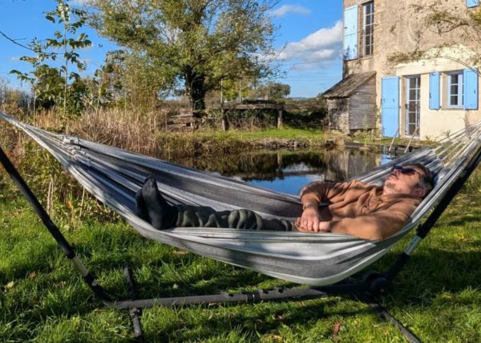 moment-detente-hamac-jardin-saisonnee-maison-hotes-bien-etre-aveyron.jpg