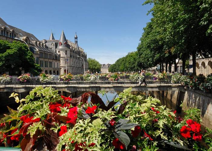 Idéal pour une escapade en couple depuis Plouarzel, ce paysage fleuri le long de l’Odet à Quimper offre une parenthèse charmante au cœur de la Bretagne