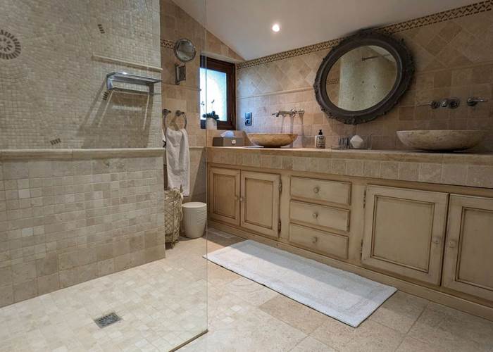 Moulin-Rouhaud-Chambre-le-Meunier-salle-d'eau-spacieuse