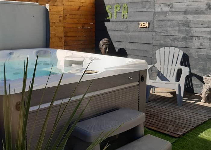 Spa extérieur chauffé à Saint‑Jean‑de‑Monts : un espace bien‑être idéal pendant votre séjour en Vendée.