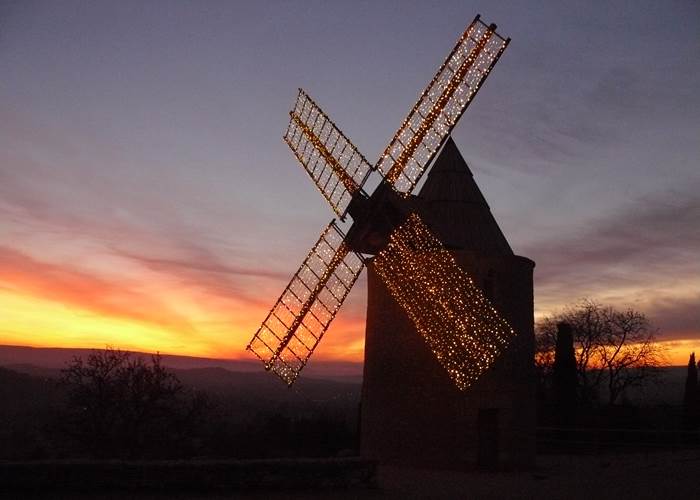 Le moulin de Saint-Saturnin les Apt au coucher du soleil Luberon Provence