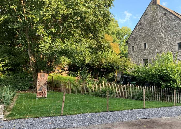 Petit jardinet en face du gîte
