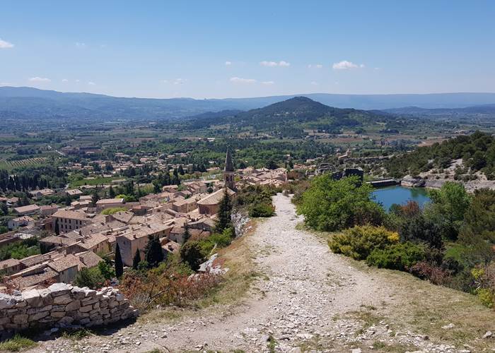 Hauteurs du village de St Saturnin les Apt Luberon Provence