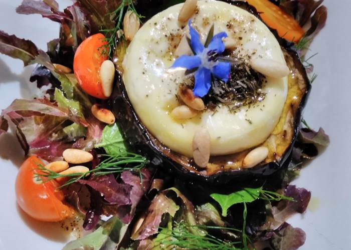 Canapé d'aubergine grillée, fromages de chèvre miel