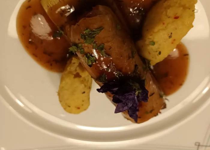 Ballotine de porc farcie aux poivrons fruit de la passion avec une réduction de jus de veau, purée de navet - Le Veilleur de Noblat