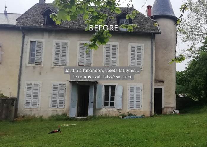 Façade du Manoir du Colombier avant rénovation, jardin et volets à restaurer