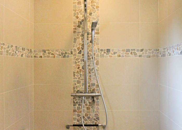 Salle de douche équipée PMR