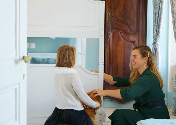 Chambre élégante dans la demeure de charme du Manoir du Colombier, idéale pour un séjour de Noël en famille.
