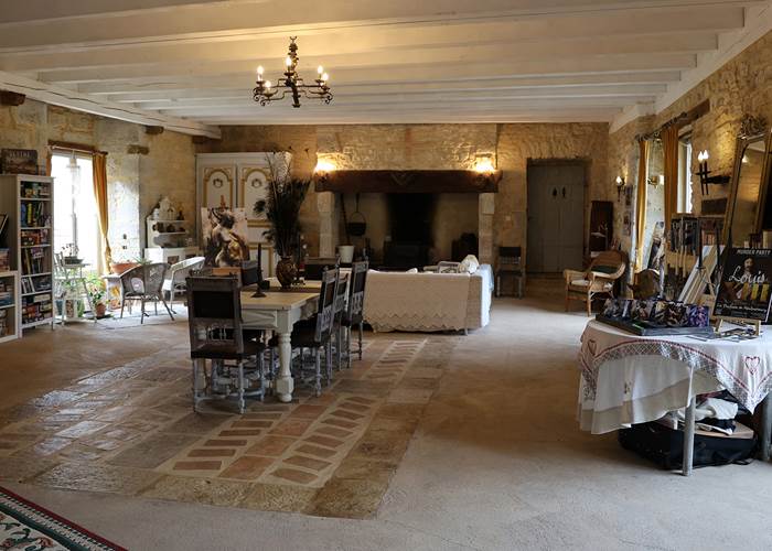 Salon de caractère au Château de Saint-Chamarand, lieu de détente pour hébergement de groupe dans le Lot
