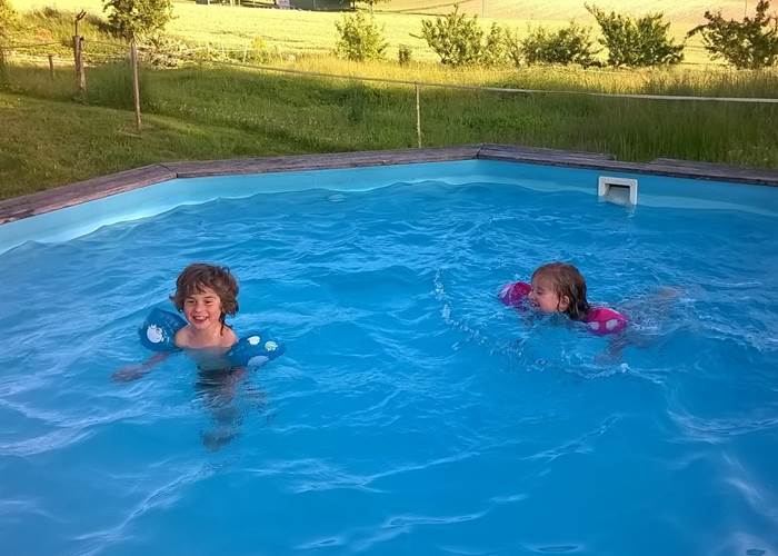 Les enfants dans la piscine casa sana