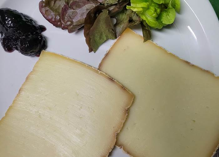 Fromage de Brebis et Confiture de cerises noires