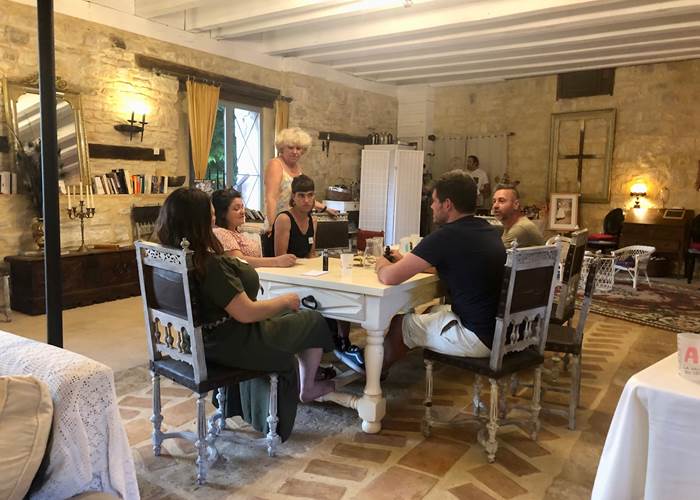 Soirée jeux dans le Château de Saint-Chamarand dans le Lot, ludothèque en accès libre dans le grand salon