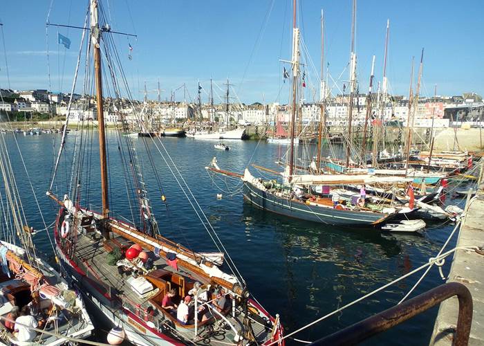 Les fêtes maritimes à Brest, à 20 minutes de Plouarzel, offrent une immersion bretonne authentique lors d’un séjour aux Chalets de Kerescar