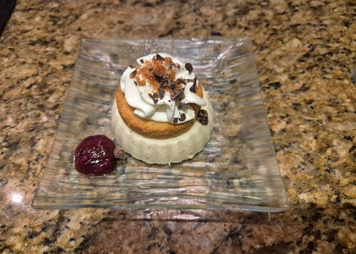 médaillon glacé à la figue surélevé d'un palet breton