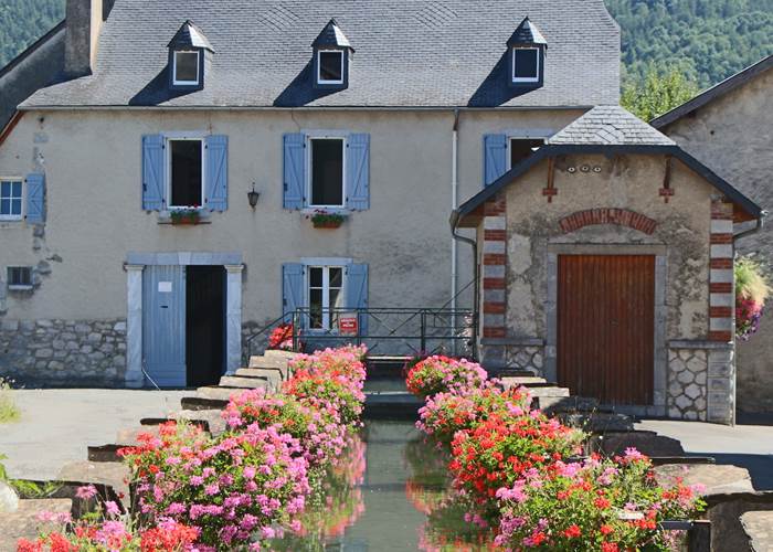 Le moulin à cheval sur le canla au centre du village