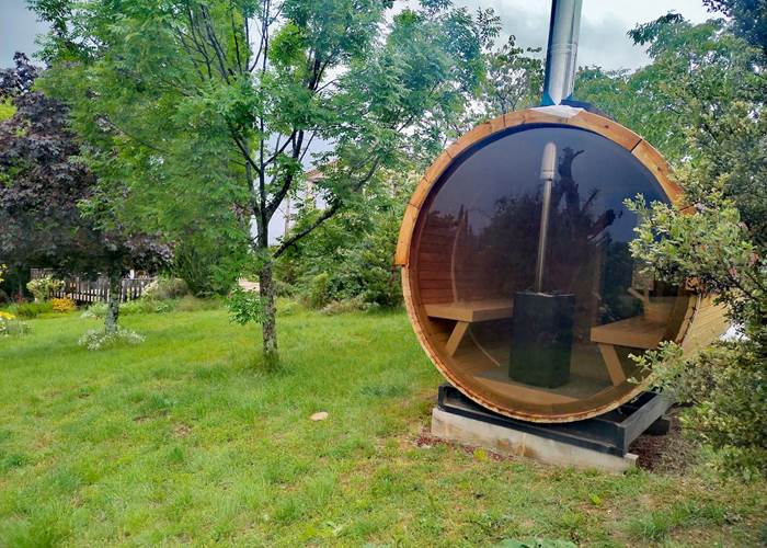 Sous le sauna, le bassin avec l'eau de la montagne de Lure. Un petit bain entre 2 séances de sauna ?
