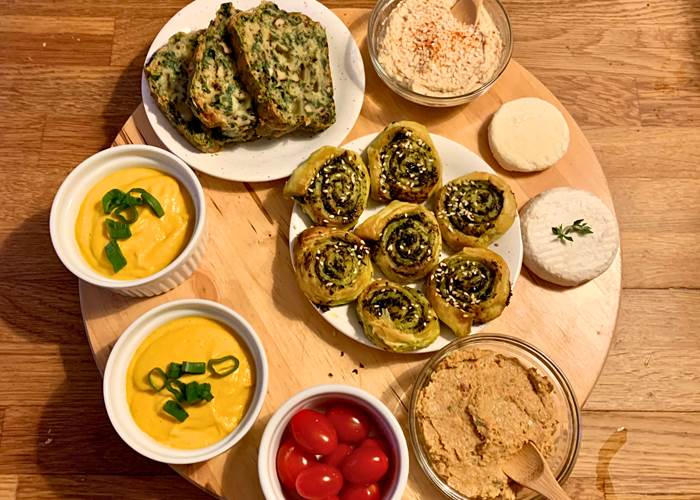 Nos planches, feuilletés pesto ail des cours, velouté de carottes au cumin