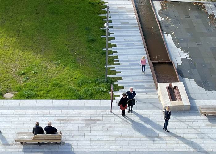 Jeux d'eau sur le parvis de la cathédrale