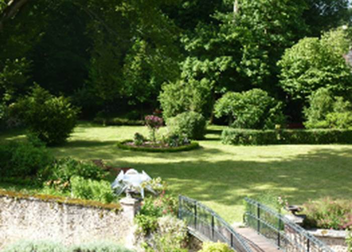 Vue du parc à travers les fenêtres de la salle à manger!