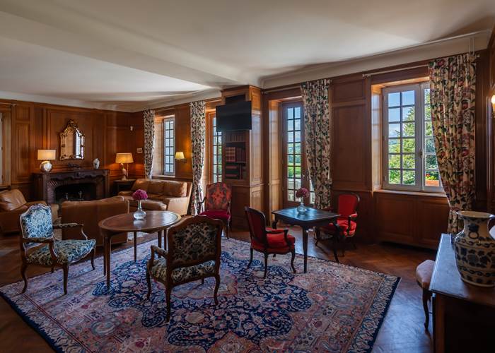 Grand et chaleureux salon pour vos réunions et cours