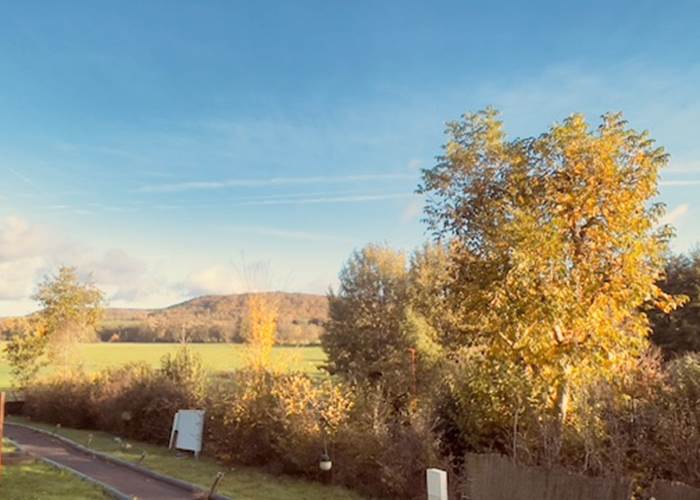 coucher-soleil-roulottes-domaine-des-droles-de-dames-buding-moselle.jpgCoucher de soleil sur les roulottes du Domaine des Drôles de Dames à BudingIMG_7891.jpgroulottes-au-crepuscule-hebergement-insolite-domaine-des-droles-de-dames-buding.jpgLes roulottes du Domaine des Drôles de Dames au crépuscule, ambiance zen et natureIMG_7892.jpglever-soleil-nature-domaine-des-droles-de-dames-buding-lorraine.jpgLever de soleil sur la nature et les arbres autour du Domaine des Drôles de Dames  🔧 Conseils pratiques :   Garde toujours les tirets (-) entre les mots (jamais d’espaces).   Pas d’accents ni de majuscules dans les noms de fichiers.   Ajoute ces balises ALT dans ton site (Eloha ou WordPress), elles renforcent ton référencement local (Buding, Moselle, Grand Est).   Souhaites-tu que je te fasse le lot suivant (intérieurs / détails) sur le même modèle ? Je peux te fournir un fichier CSV prêt à importer pour un renommage automatique si tu veux gagner du temps.