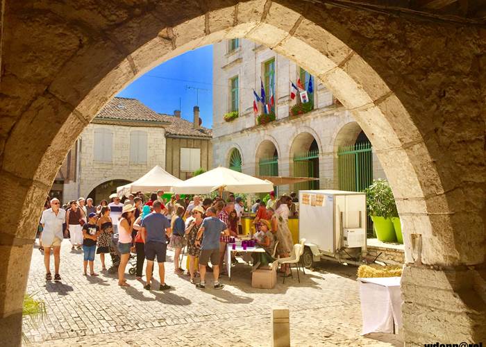 MONTPEZAT-DE-QUERCY - Sous les arcades