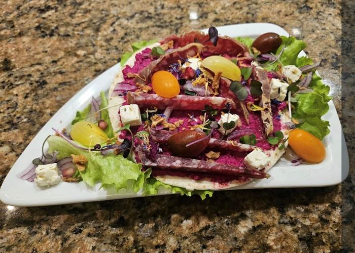 tortilla, mousseline de betterave, feta, fleurs et ses artifices haut en couleurs