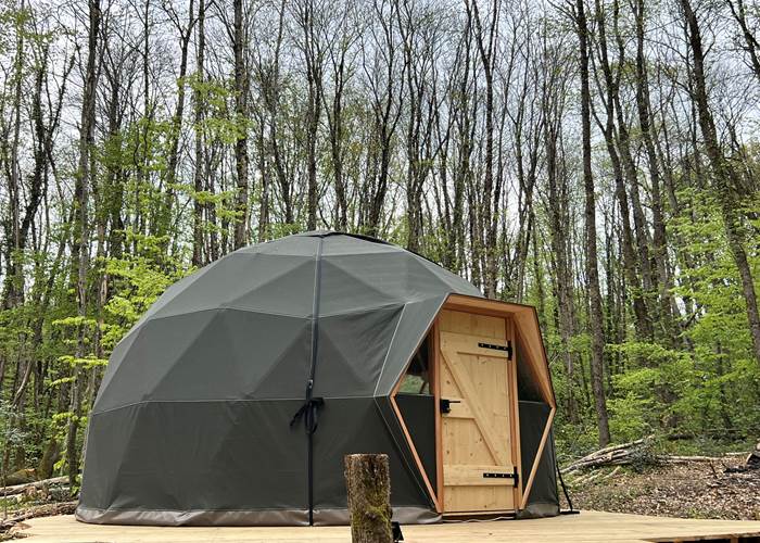 Dôme géodésique insolite dans les bois-news