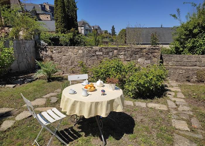 Chambres d'hôtes l'Amphitryon - Détente dans le jardin