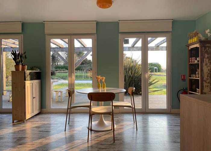 Salle de réunion avec une vue