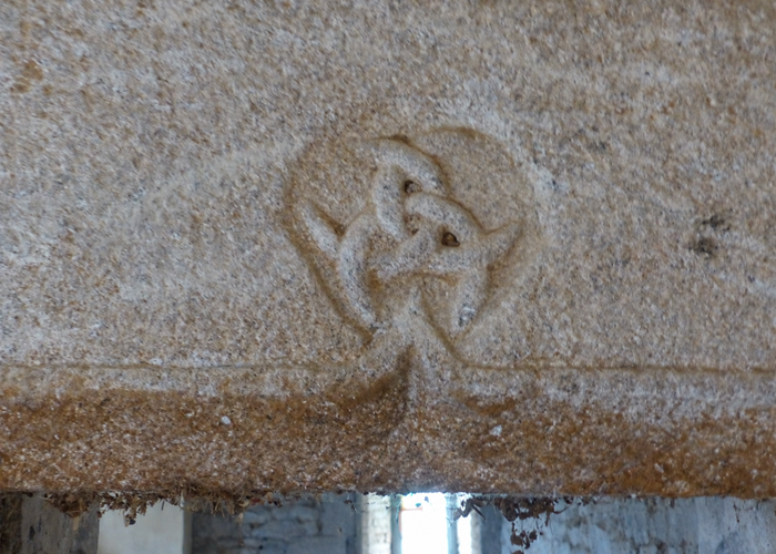 Nœud celtique sculpté dans la pierre