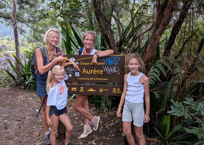 Randonnée pédestre sur le sentier escarpé vers le îlet d'Aurère depuis Deux-Bras dans le cirque de Mafate à La Réunion