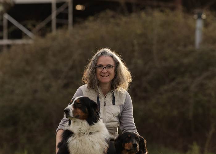 Aurélie, gérante et animatrice de la ferme, spécialisée en médiation animale