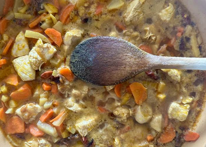 une délicieuse tajine aux saveurs orientales en préparation