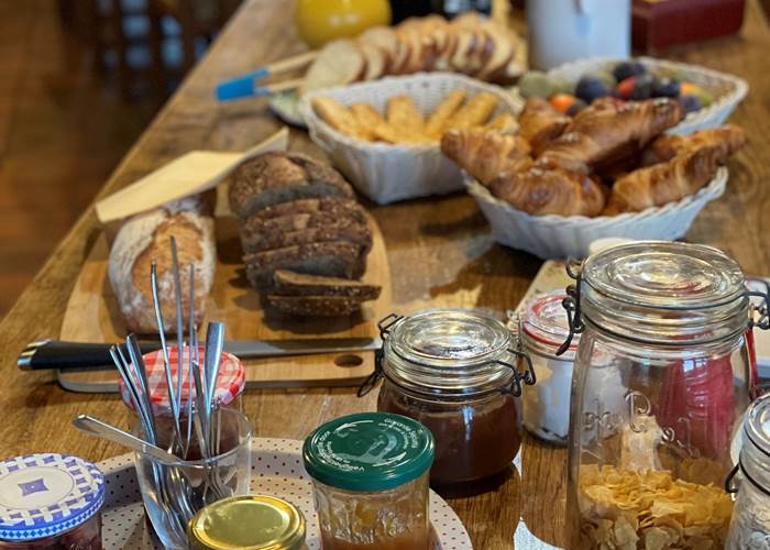 Petit déjeuner partagé et gourmand avec du fait-maison