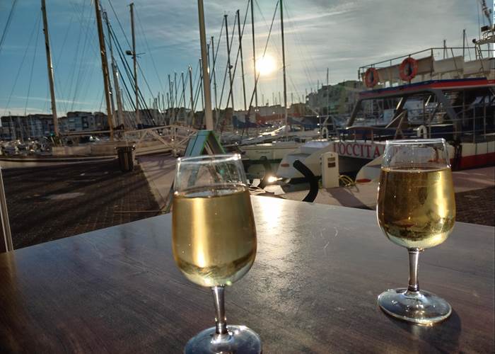 Après une longue marche en pleine nature, un petit verre de vin en admirant le coucher de soleil