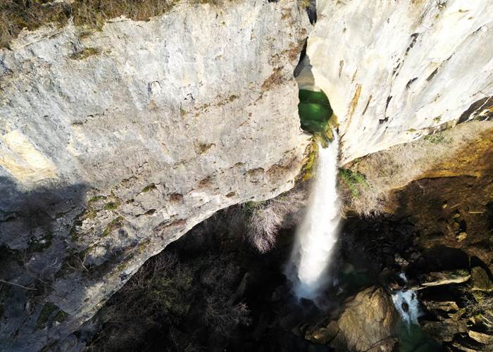 Cascade de Cerveyrieu, un lieu magnifique à découvrir à 5mn du Manoir du Colombier et 1h de Genève.
