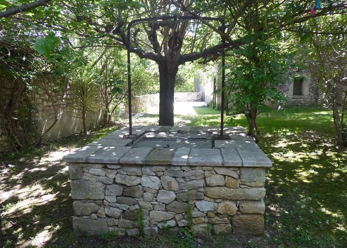 Le puits extérieur dans le jardin du Mas des Sages