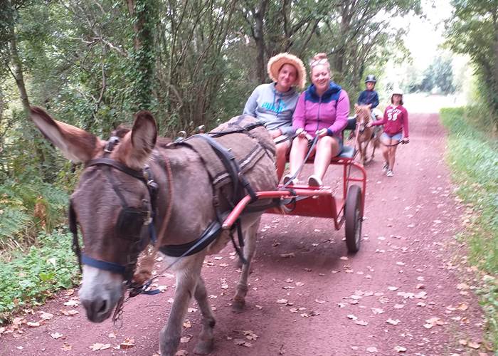 Jeux de piste numérique monté et attelé tenus par les parents