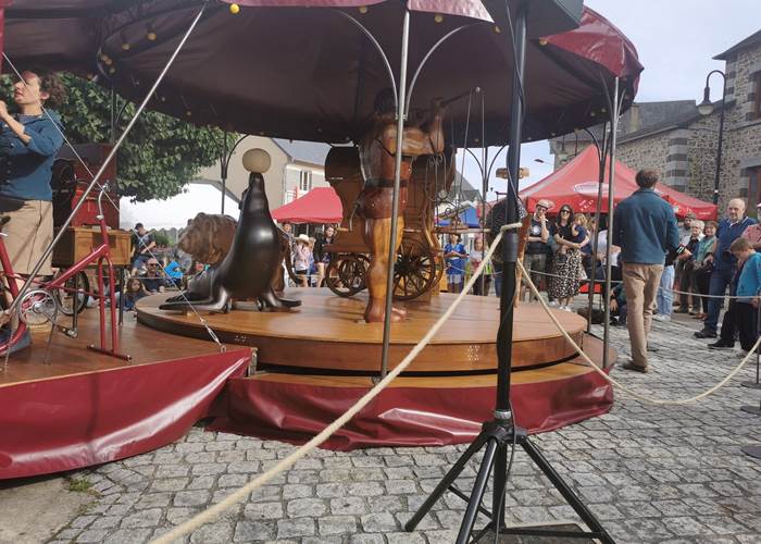 Fête de village, manège ancien, Sérandon