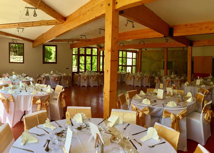 Configuration repas - Tables rondes et piste de danse