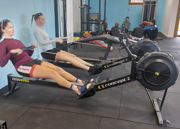 Groupe sportif dans la salle de musculation