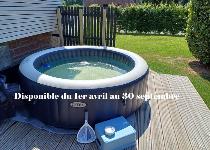 Le jacuzzi, disponible du 1er avril au 30 septembre