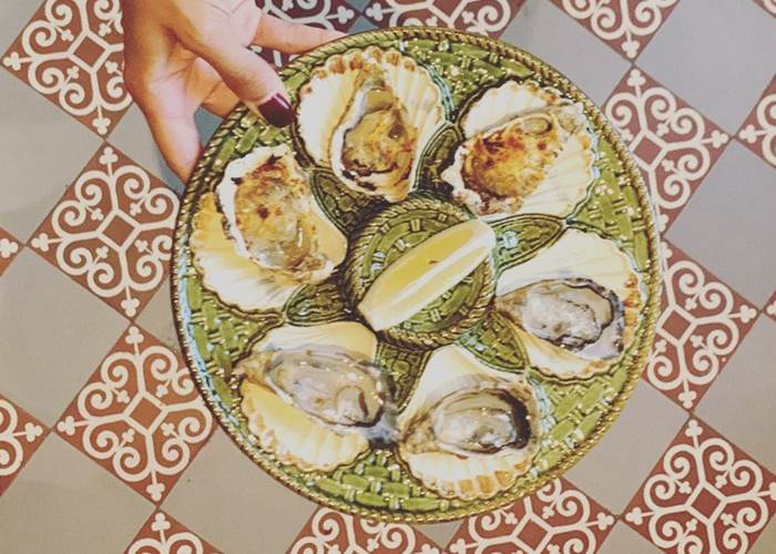 assiette d'huîtres fraîches et gratinées