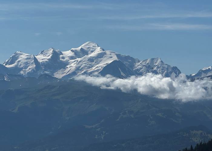 Avec le massif du Mont Blanc en toile de fond