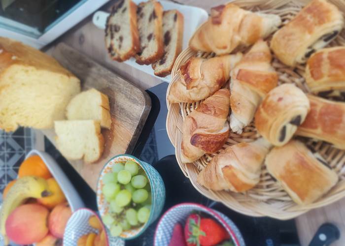 Petit déjeuner gourmand avec viennoiseries à la maison d'hôtes Cale 32