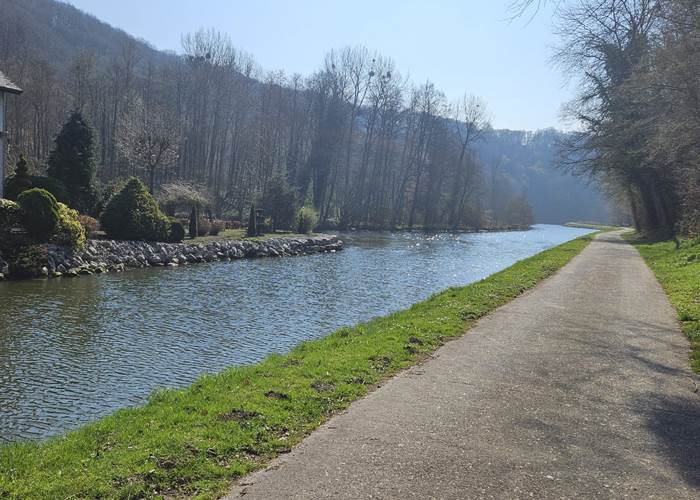 L'Eurovéloroute 3 au pied du gîte de Hourpes à Thuin
