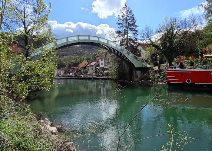 Chanaz est un village médiéval offrant des activités nautiques sur le canal de Savière. Un lieu idéal pour découvrir l'histoire et profiter de la nature